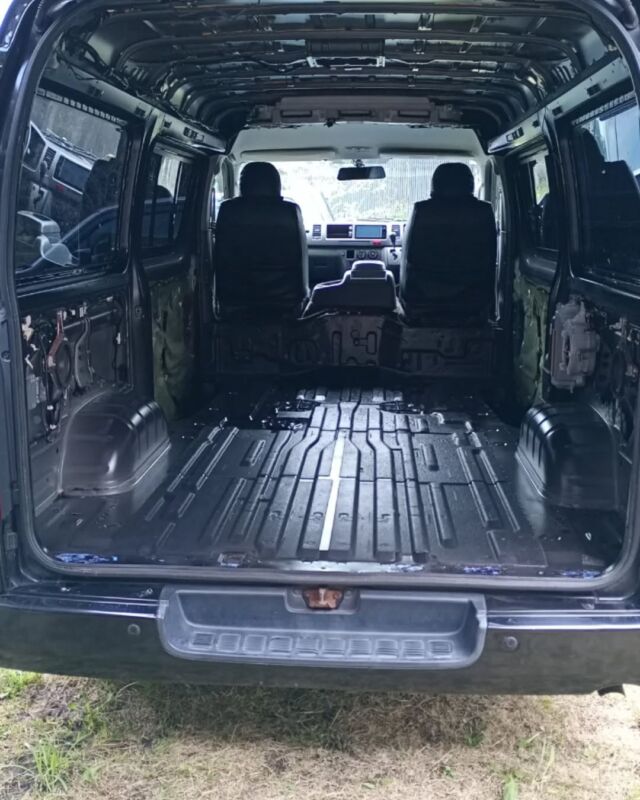 【車のお部屋化DIY】 を始めました。

まずは内装を取りはずしました。内装って、素人にもできるのね。アレコレと奮闘はしましたが、、、。

外して全部取っぱらってみたら、もう鉄の壁と配線コードがむきだし。この配線なんて絶対触っちゃいけないやつだわ〜😅

ここから壁に板貼っていくんだけど、まだまだ、やらなきゃいけないこといっぱい。これって田舎（庭付き）じゃないとできないね〜。外したパーツ、これ結構かさばる。どこ置く?これからも板切って、貼ってと、やってく。ハハハ、田舎古民家バンザイ👍👍👍

まだ先の長い道のり、でも、まずは、まっさらな箱が出来上がり。ここからやっとスタートです！

このちっちゃい箱で、部屋を作りたい。それも、できるだけ前のお家で出た材料や廃材を使って、ナチュラル感を大事に作ってきます🌱🌿