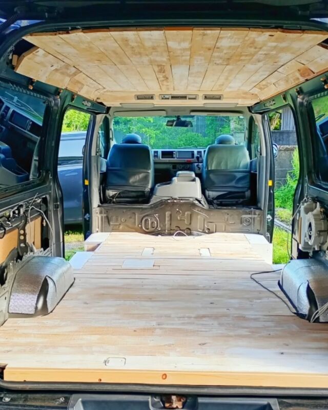 最近ずっとやってる、車お部屋化DIY

天井板張りまで終了〜✌️

この季節、ちょうどいい暑さ。

新緑を感じながら、
庭に咲くお花を見ながら、
ツバメの鳴き声を聴きながら、
作業してます。

この季節は、ほんと癒やされるわ〜🥰